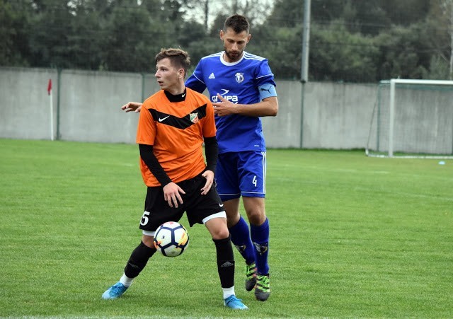 Wiele wskazuje na to, że zespół Unii Tarnów (niebieskie stroje) nie przystąpi do meczów barażowych o awans do III ligi