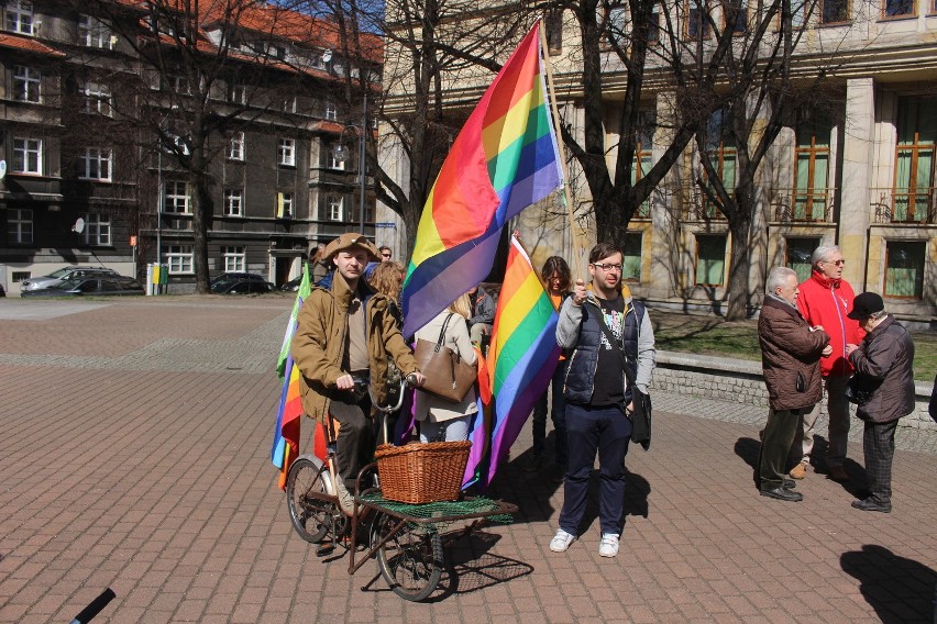 Działacze i sympatycy KOD manifestują w Katowicach na placu...