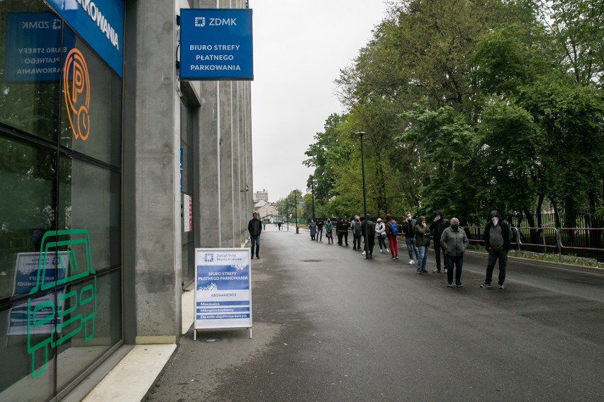 Kraków. Dużo kar za brak opłat w strefie parkowania i kolejki do biura wydającego abonamenty [ZDJĘCIA]