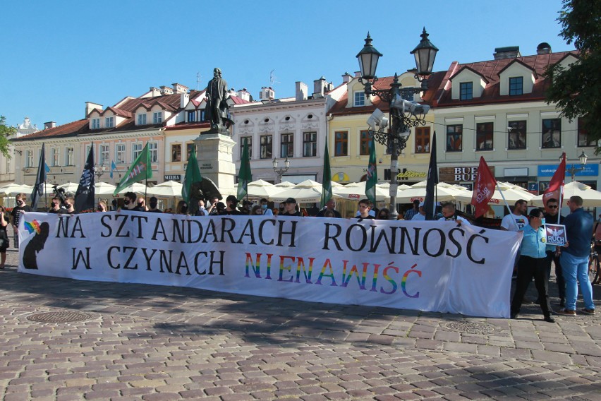 Protest "Stop terrorowi LGBT" Młodzieży Wszechpolskiej na Rynku w Rzeszowie [ZDJĘCIA]