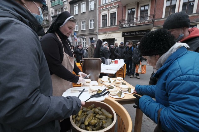 Co roku dzięki Caritasowi ludzie samotni mogą przyjść na wspólną wigilię