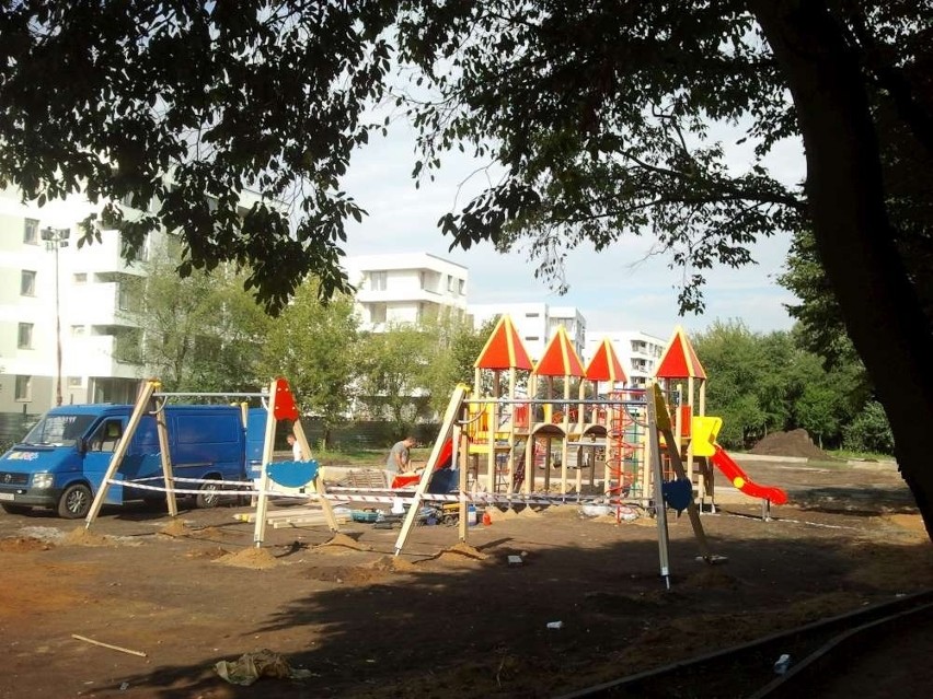 Modernizowany park Nadolnik - budowa placu zabaw