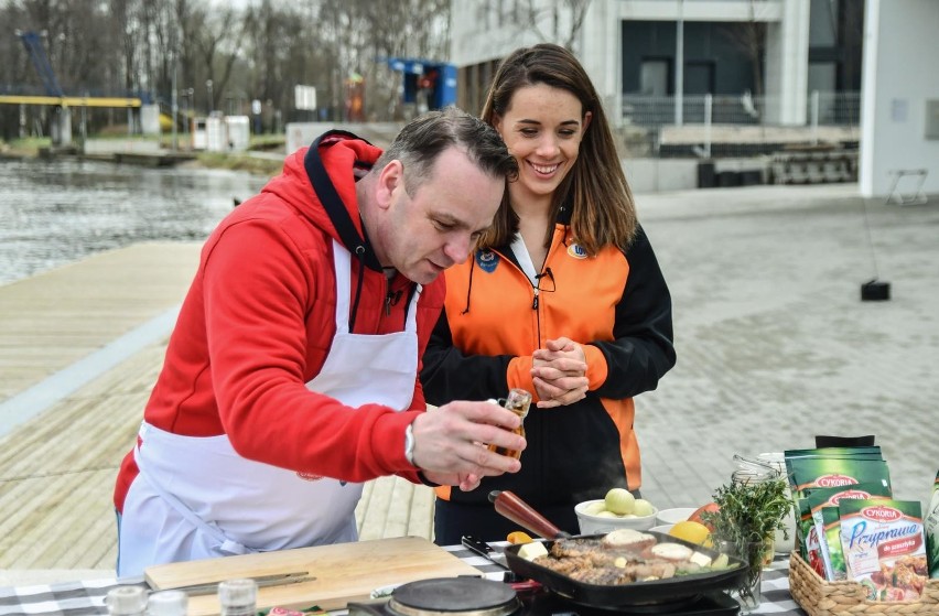 "Smaki Kujaw i Pomorza". Mistrzyni sportu i mistrz kuchni gotowali razem [zdjęcia]