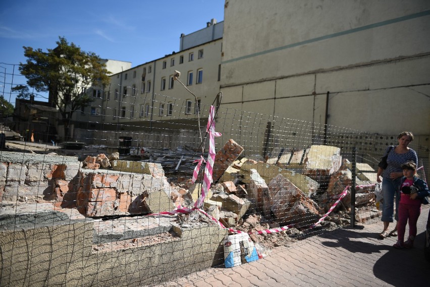 Po zadaszonej hali targowej przy Dekerta nic już nie zostało