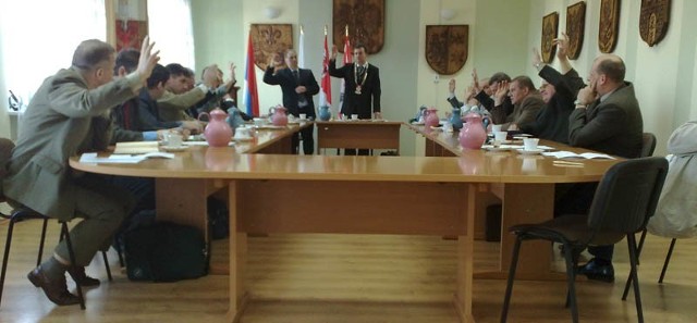 Rada powiatu utrzymała przewodniczącego na stanowisku stosunkiem głosów 12:4