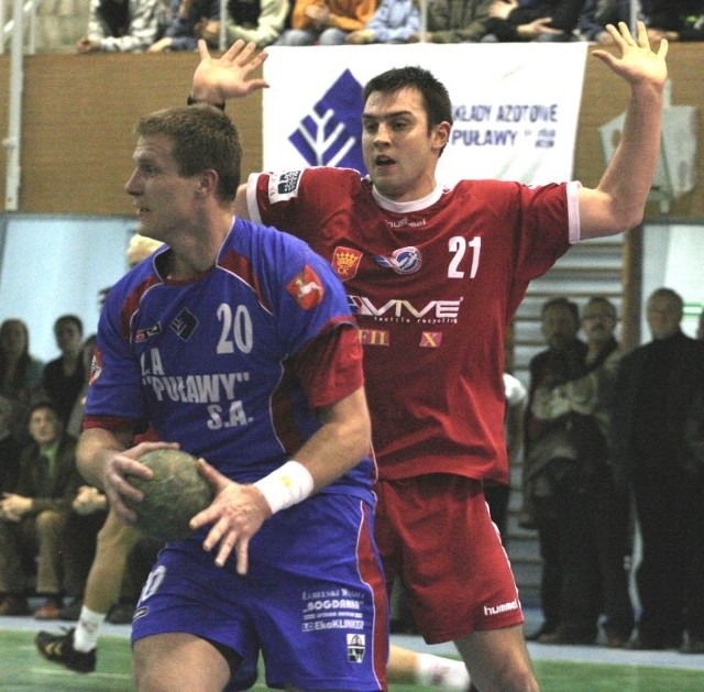Paweł Sieczka (w niebieskiej koszulce), czterokrotny mistrz Polski, prawdopododbnie zagra w barwach KSZO Ostrowiec.