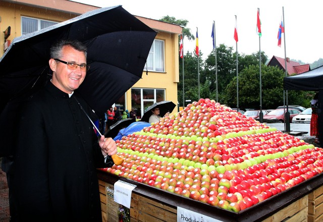 Nowy proboszcz parafii w Łącku ks. dr Janusz Paciorek przekonuje, że jabłko to jest rajski owoc