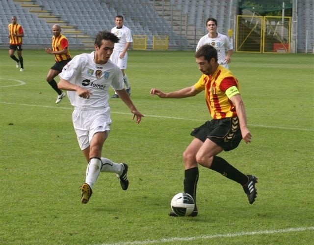 Korona przegrała z Ruchem Radzionków 0:2. Z piłką kapitan Korony Nikola Mijailović. (Fot. Sławomir Stachura)