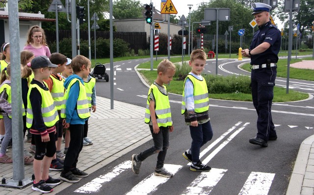 W miasteczku ruchu drogowego WORD w Grudziądzu policjanci uczą dzieci jak zachowywać się na drogach