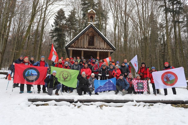 Amatorzy  górskich wypraw  z Kielc i Końskich weszli na  Łysicę, aby upamiętnić  zimowe zdobycie Mount Everestu przez Polaków w 1980 roku. Zobacz kolejne zdjęcia