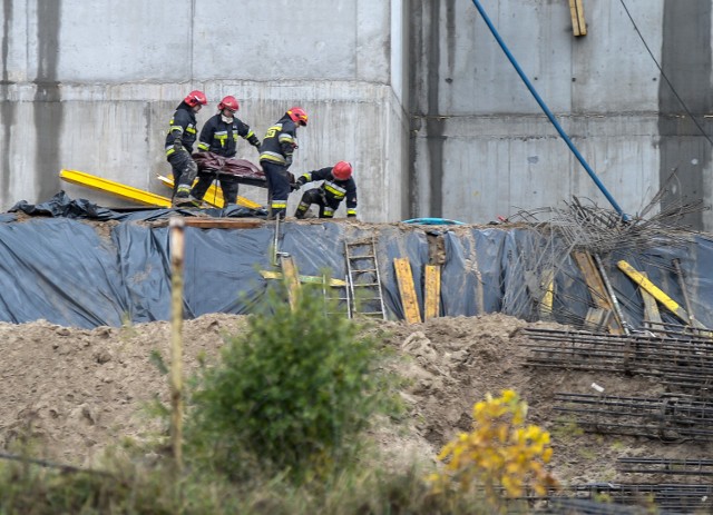 Do tragicznego wypadku na budowie doszło w Gdańsku przy ul. Rakoczego. Ratownicy wynoszą ciało mężczyzny, który zginął na miejscu.