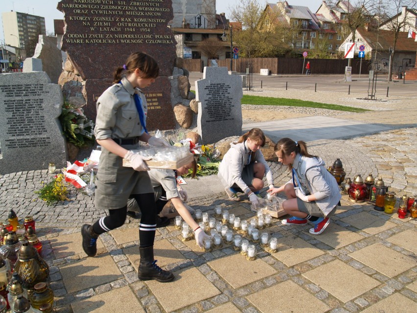 Po katastrofie w Smoleńsku. Ostrołęckie harcerki ułożyły płonący krzyż 