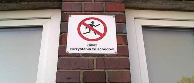 Tabliczka "zakaz korzystania ze schodów&#8221; jest wywieszana, gdy stopnie z lastriko są zabezpieczane płynem konserwującym. Już została zdjęta.