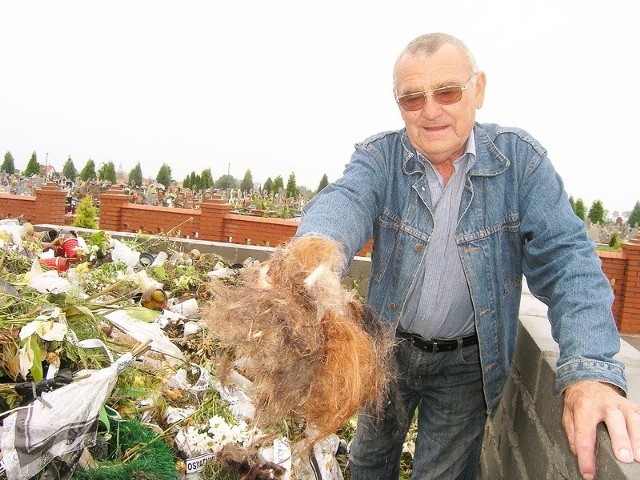 Michał Kowalski, zarządca cmentarza w Żninie Górze ma problem: - Ktoś z zakładu fryzjerskiego przywozi tu całe wory włosów. To haniebne, żeby zmarłych nie szanować!