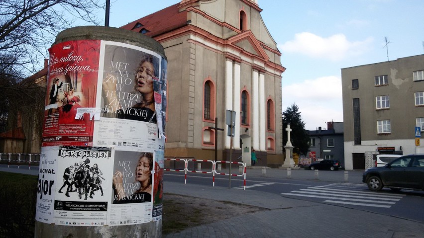 Na ulice Rybnika betonowe słupy. Rybnik wymienia gabloty...