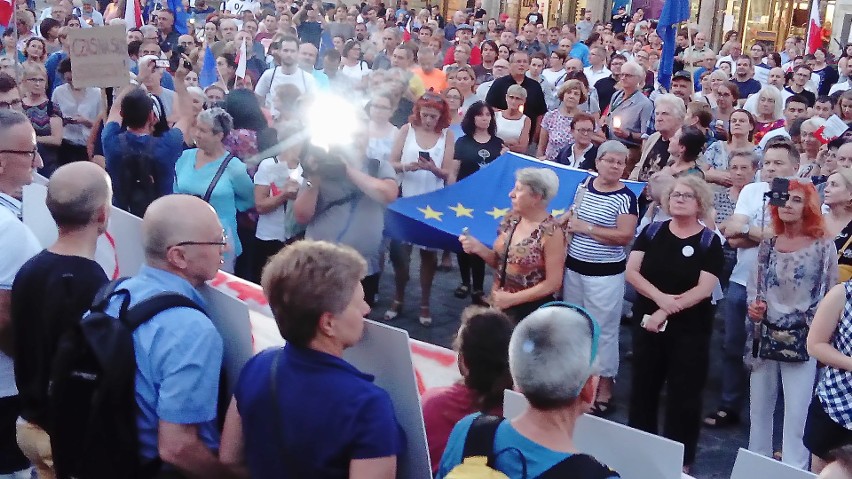 Tak wrocławianie protestowali w obronie sądu [ZDJĘCIA]