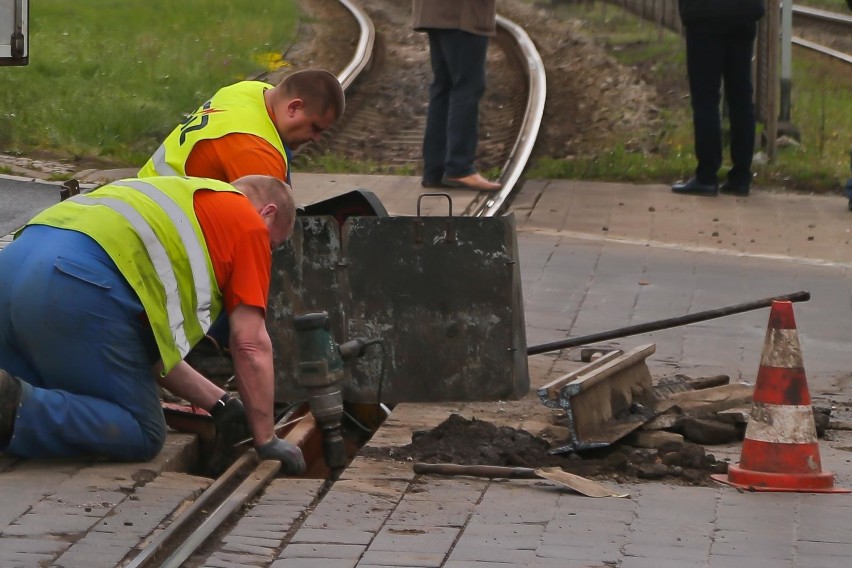 Kiepski stan torowiska tramwajowego na placu Społecznym, w...