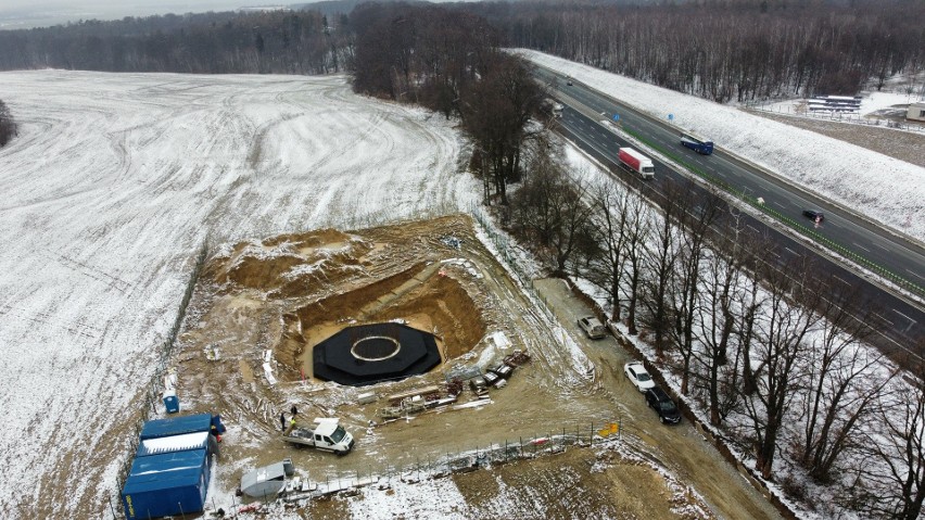 Radar zostanie zainstalowany na szczycie żelbetowej...