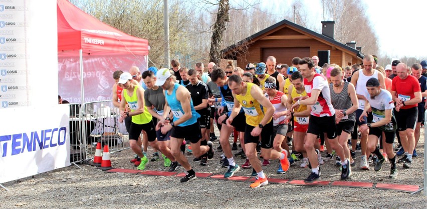 W Gorzycach biegacze i pasjonaci nordic walking otworzyli wiosenny sezon. Zawodnicy wsparli też bezdomne zwierzęta. Zobacz zdjęcia i wyniki 