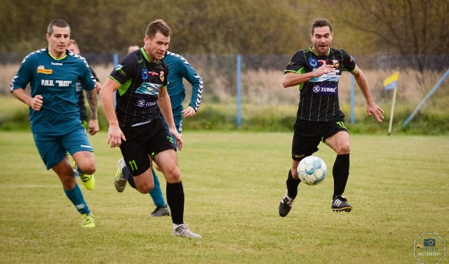 W czwartoligowym meczu Lubrzanka Kajetanów sprawiła niespodziankę, wygrywając u siebie ze Starem Starachowice 1:0. Lubrzanka Kajetanów - Star Starachowice 1:0 (1:0)Bramka: Damian Kopyciński 3.Lubrzanka: Mech - Cedro, Kwiatek, Motyl, Grzejszczyk - Sosiński (50. Żak), Nowak, Zawierucha, Miernik - Gaj, Kopyciński (88. Janyst).Star: Marzec - Ostrowski, Gębura, Guz, Śmigielski (75. Kalisz) - Błaszczyk (55. Błażejewski), Anduła (75. Chodniewicz), Sot, Kopeć, Kosztowniak (70. Kidoń) - Szydłowski (55. Sito).-W trzecim meczu z rzędu nie straciliśmy bramki, podjęliśmy walkę z mocnym zespołem. W 3 minucie zdobyliśmy bramkę, ale później mieliśmy jeszcze fajne sytuacje. Chwała chłopakom za to, że wygrali, zagrali z głową i z charyzmą - powiedział Jacek Pawlik, trener Lubrzanki.-Zagraliśmy słabym mecz, przede wszystkim w pierwszej połowie. Po przerwie stworzyliśmy dobre bramkowe okazje, ale w tym dniu nic nam nie wychodziło, trafialiśmy w bramkarza. Jak to w naszym zwyczaju straciliśmy głupią bramkę i nie podnieśliśmy się. Przeciwnik się cofnął, boisko nie pozwalało na to, żeby operować piłką. Porażka zasłużona, nie możemy mieć do nikogo pretensji, tylko do siebie - podsumował spotkanie Arkadiusz Bilski, trener Staru.(dor)