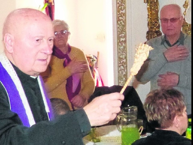 Ksiądz Bogdan Przysucha poświęcił pokarmy na spotkaniu stowarzyszenia.