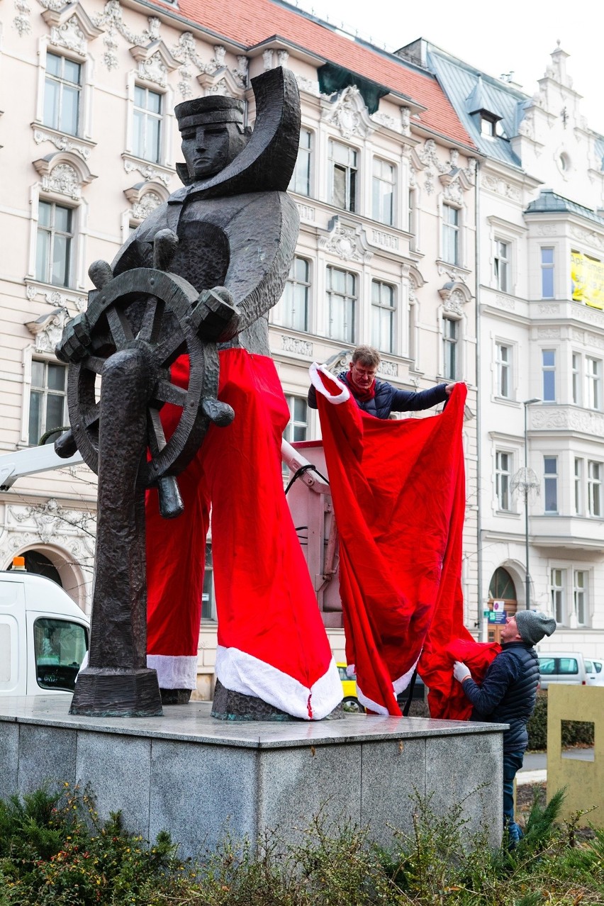 Marynarz z Alei Fontann w Szczecinie ponownie stał się Mikołajem [ZDJĘCIA]