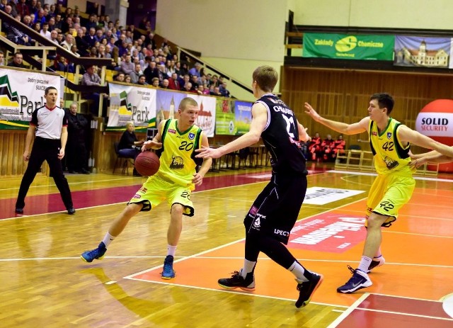 Koszykarze Siarki Tarnobrzeg (w żółtych koszulkach) przegrywają mecz za meczem.