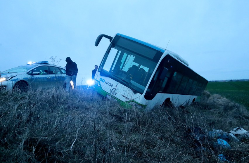 Autobus miejski w rowie. Nie ma osób poszkodowanych 