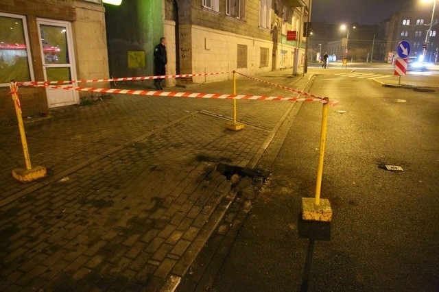 Prawdopodobnie w wyniku zwarcia kabla energetycznego podniosła się ziemia na ulicy Piaskowej w Poznaniu. Uszkodzony został samochód, który stał nad miejscem awarii energetycznej.