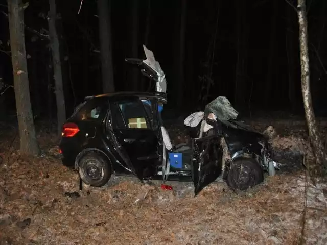 Renault clio po zderzeniu z hondą zaczęło dachować i uderzyło w drzewo. Do tego tragicznego w skutkach wypadku doszło między Licheniem i Długiem w gminie Strzelce Kraj.