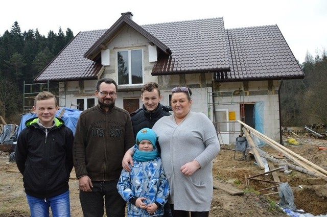 Rodzina Brończyków z Bukowca nie może doczekać się przeprowadzki do nowego domu. Potrzebne są fundusze na jego wykończenie