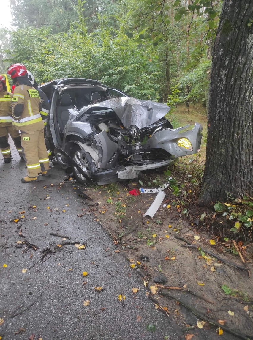 Tragiczny wypadek w Zamku Kiszewskim (pow. kościerski). Samochód uderzył w drzewo. Dwie osoby nie żyją. 21.08.2022 r.