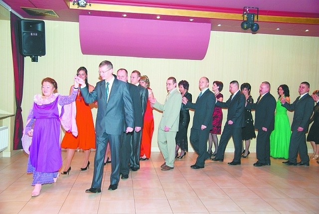 Bal tradycyjnie rozpoczął polonez, w którym tańczyły wszystkie pary.