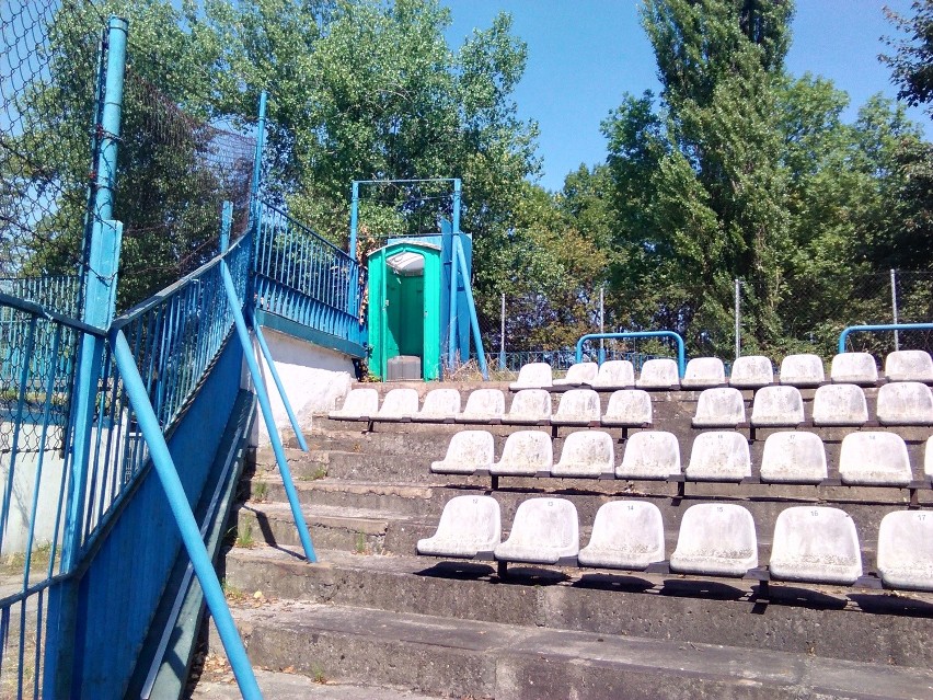 Kraków. Stadion Hutnika po Euro niszczeje, choć wydano ponad milion złotych [ZDJĘCIA, WIDEO]