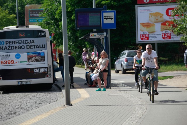 Rowerzyści już tłumnie wyjechali na ulice. Ucieszą ich z pewnością czyste trasy rowerowe.