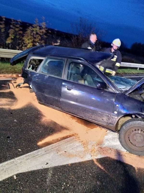 Wypadek w Chojnach Młodych, na DK 61 (między Ostrołęką a Łomżą). Zderzyły się dwa auta. 4.11.2021. Zdjęcia