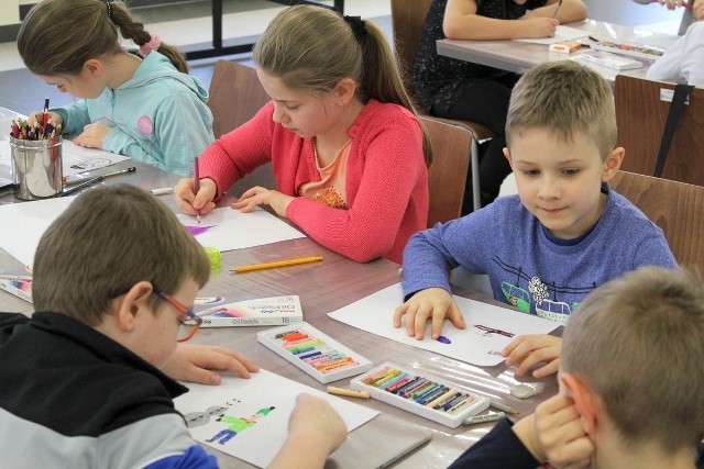 Dzieci na zajęciach w bibliotece otzrymuja dawkę wiedzy i korzystają z licznych propozycji zabaw.