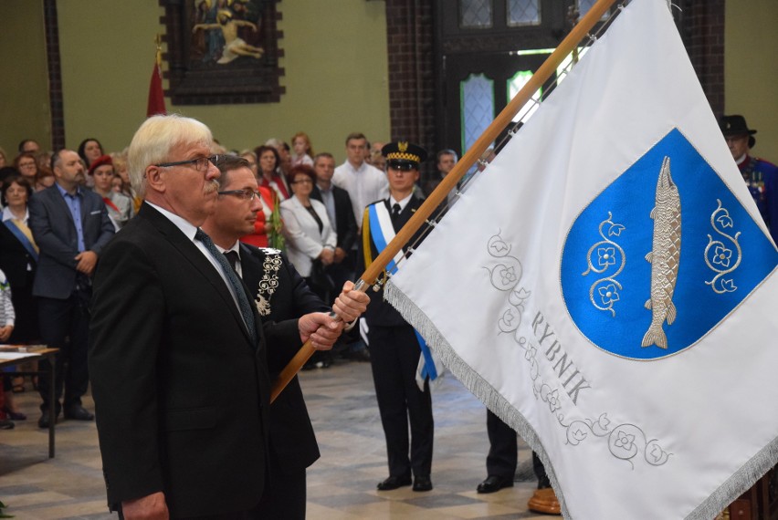 Arcybiskup Wiktor Skworc poświęcił sztandar Rybnika