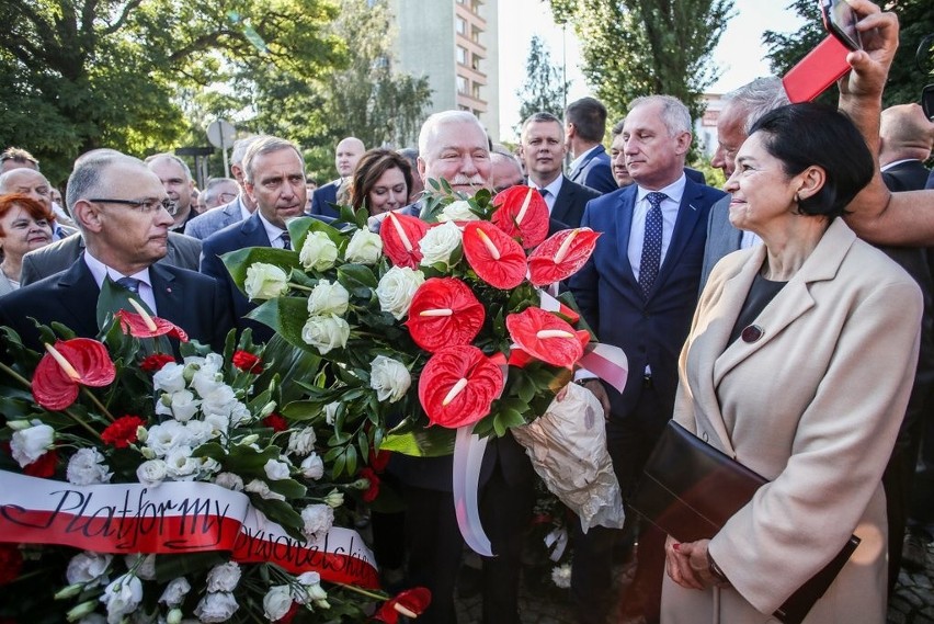 L. Wałęsa po złożeniu kwiatów pod stocznią: Nie o taką demokrację walczyłem [WIDEO, ZDJĘCIA]