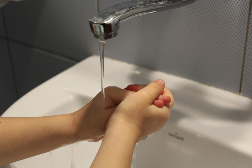 Mycie rąk z użyciem mydła to najskusteczniejsza metoda...