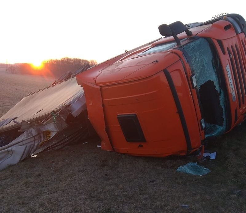 Do wypadku doszło na 256. kilometrze autostrady w powiecie...