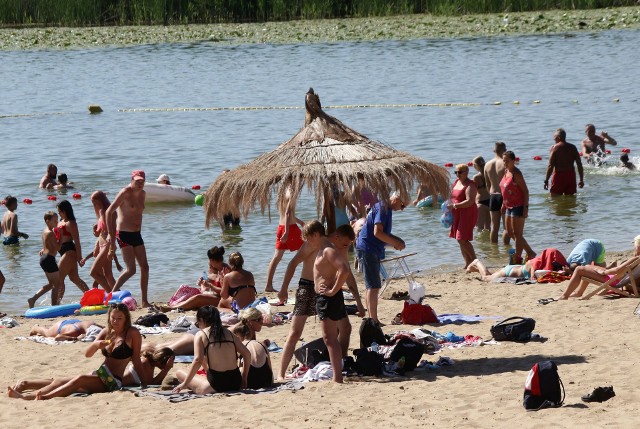 Żar z nieba. Szukamy ochłody nad wodą. Grudziądzanie oraz goście z innych regionów chętnie przebywają na plażach położonych nad Jeziorem Wielkim Rudnickim w Grudziądzu.