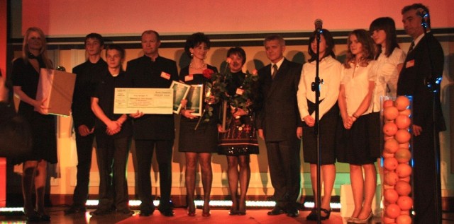 Beata Buła i Agata Wójcik (w środku) otrzymały tytuł Najlepszego Nauczyciela Przedsiębiorczości 2010 z rąk Marka Belki (piąty z prawej), prezesa Narodowego Banku Polskiego.
