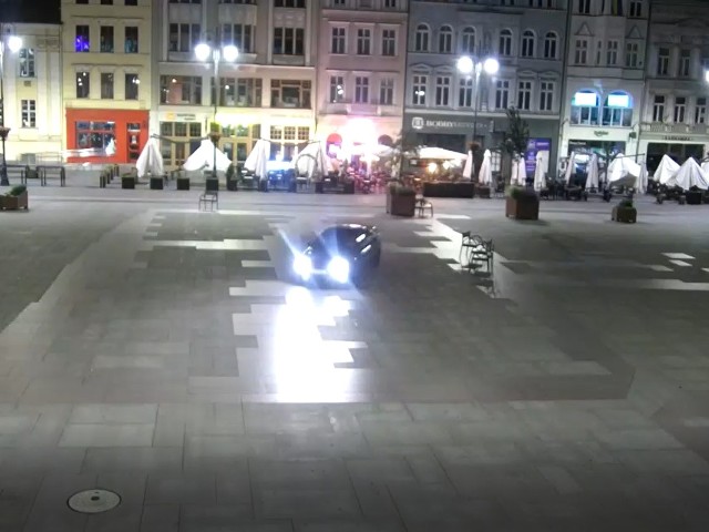 Nocny rajd na Starym Rynku w Bydgoszczy zauważył na monitoringu strażnik miejski.