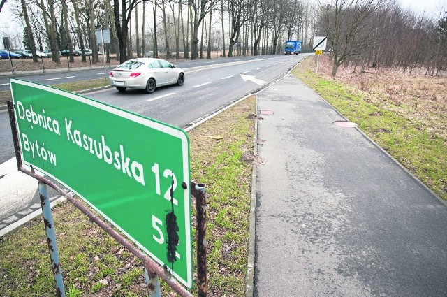 Ścieżka ma być odsunięta od drogi nawet o kilkanaście metrów i pobiegnie między istniejącym pasem drogowym a budynkami. Choć to miasto, nie będzie chodnika i oświetlenia