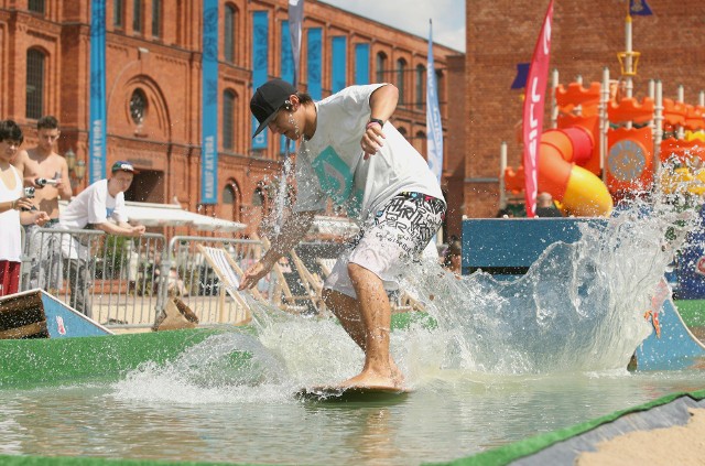 Zawody w skimboardingu - ślizganiu się na desce po wodzie w Manufakturze to już tradycja.