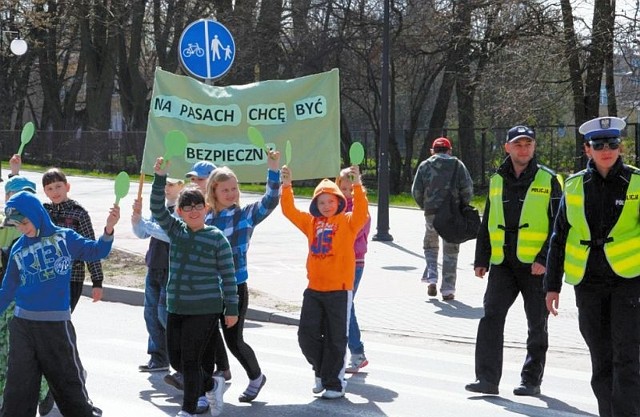 Mundurowi spotkali się z uczniami trójki i przypomnieli im zasady bezpiecznego przechodzenia przez jezdnię 