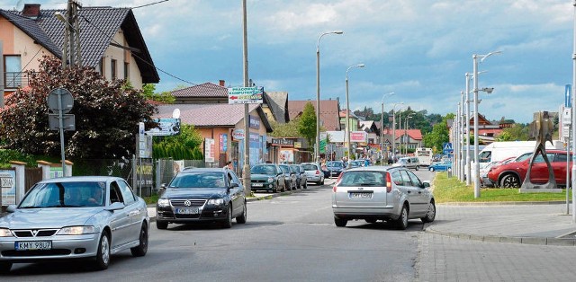 Na ulicy Słonecznej przydałby się dodatkowy pas wyłączeniowy dla skręcających na parking przed „Dekadą”