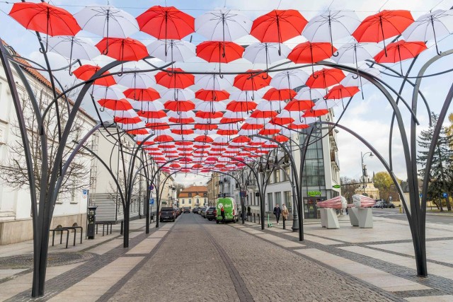 11 Listopada zapewne białostoczanie będą chętnie spacerowali pod biało-czerwonymi parasolkami na ul. Kilińskiego