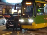 MPK Poznań: Kolizja tramwaju z samochodem na Dąbrowskiego. Kobieta nie chciała zjechać z torowiska... bez zgody męża